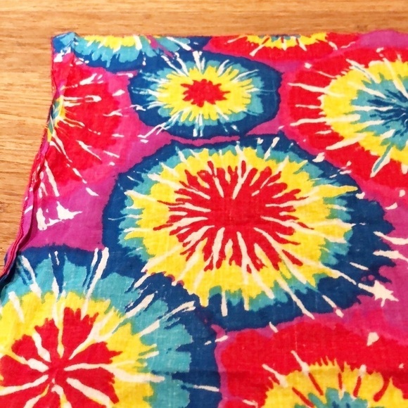 Red tie dye sunburst pattern printed bandana scarf - Picture 3 of 6